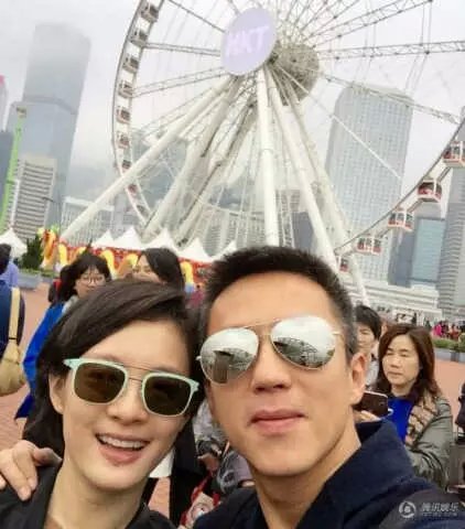 2015年4月23日，鄧超孫儷夫婦游香港，自拍照背景里的長龍就是該作品